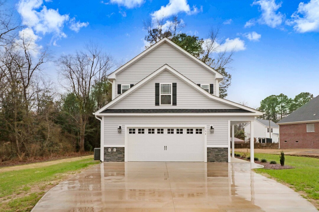 104 Barringer Dr in La Grange, NC - Building Photo