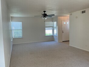 8852 Gemwood Way in Elk Grove, CA - Building Photo - Building Photo