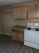 915 Center Street in Bridge City, TX - Foto de edificio - Building Photo