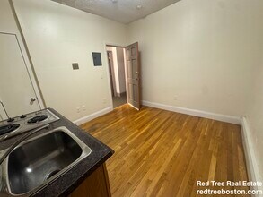 51 S Huntington Ave, Unit 203 in Boston, MA - Foto de edificio - Building Photo