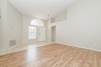 214 Island Water Way in Apollo Beach, FL - Building Photo - Building Photo
