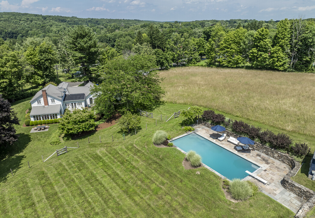 50 Warner Rd in Bridgewater, CT - Foto de edificio