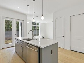 2506 Sutherland St in Austin, TX - Foto de edificio - Building Photo