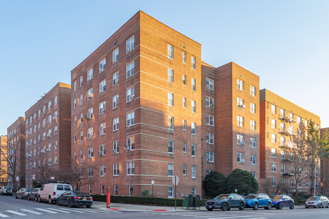 6740 Booth St in Forest Hills, NY - Foto de edificio