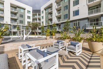 Vive Luxe in San Diego, CA - Foto de edificio - Building Photo