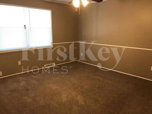 property at 5641 N Drury Ave