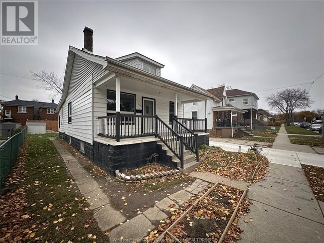 1092 Highland Ave in Windsor, ON - Building Photo - Building Photo