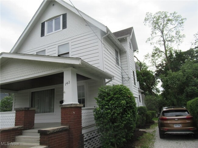 142 E Bridge St in Berea, OH - Building Photo - Building Photo