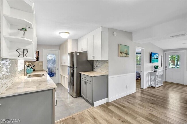 property at 2047 Harbor Ln