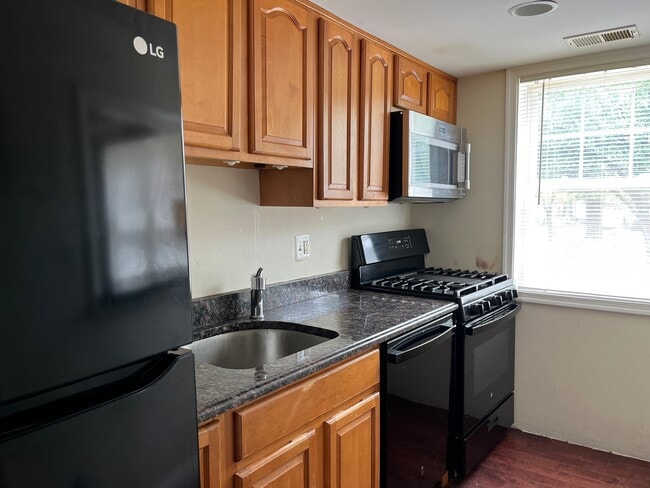 912 Barnaby St SE, Unit 103 in Washington, DC - Building Photo - Building Photo