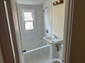 242 Woodlawn Cir, Unit 242 Woodlawn cir in East Hartford, CT - Building Photo