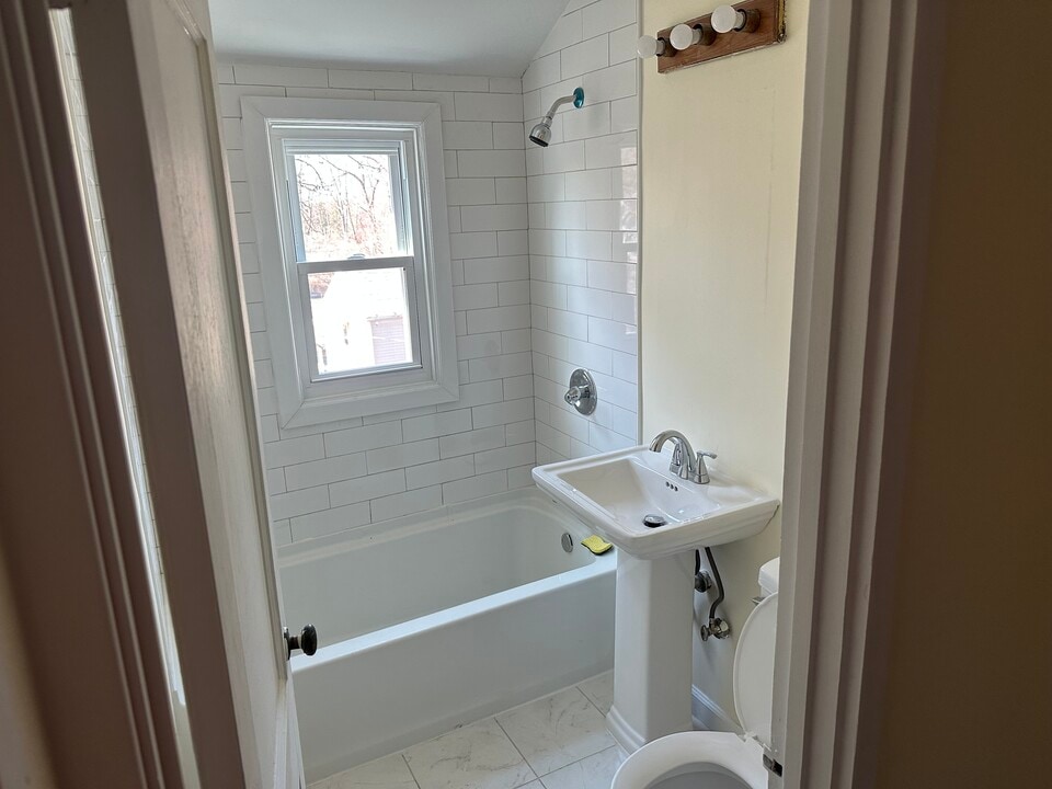 242 Woodlawn Cir, Unit 242 Woodlawn cir in East Hartford, CT - Building Photo