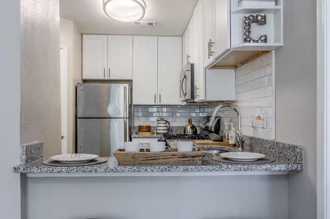 Morningside Courts in Atlanta, GA - Foto de edificio - Interior Photo
