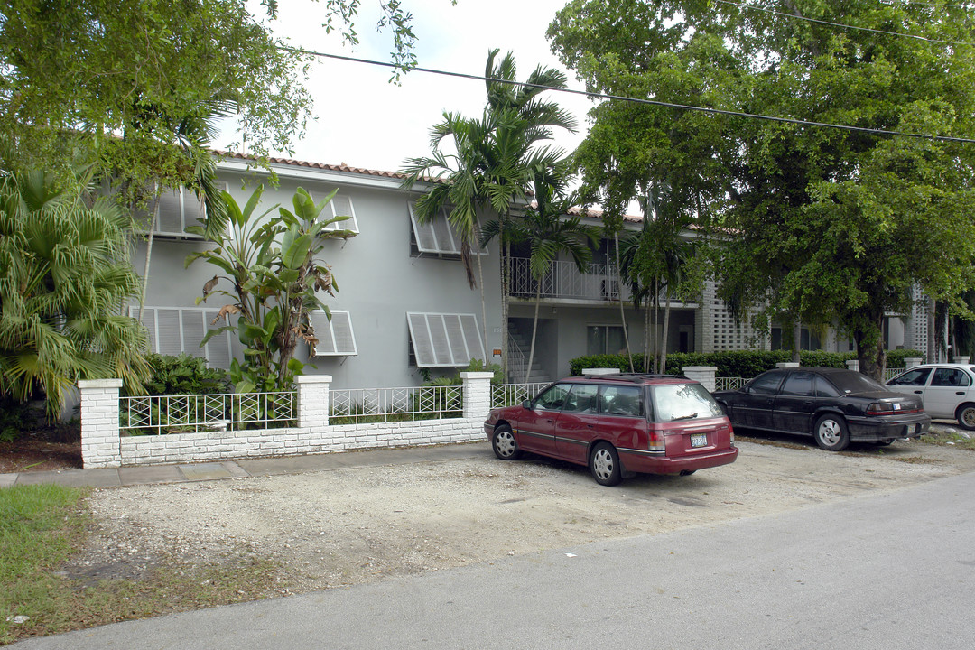 915 Palermo Ave in Coral Gables, FL - Foto de edificio