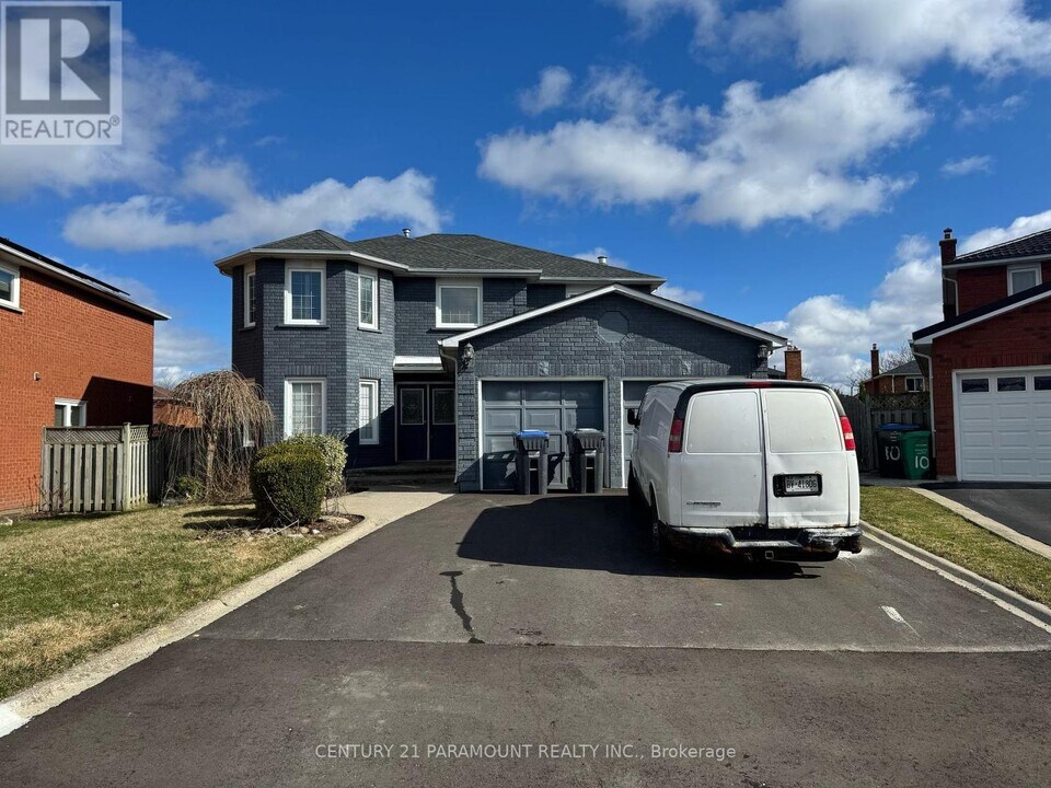 8 St Mark Pl in Brampton, ON - Building Photo