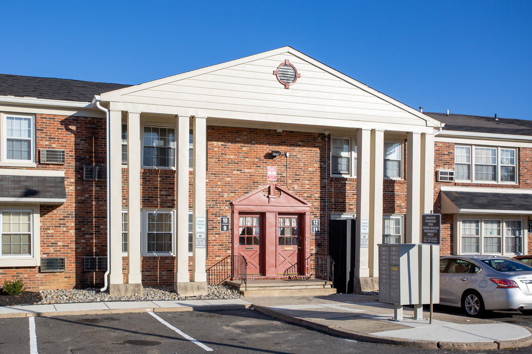 Town House Apartments in Burlington, NJ - Building Photo