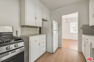 1706 N Stanley Ave in Los Angeles, CA - Foto de edificio - Building Photo