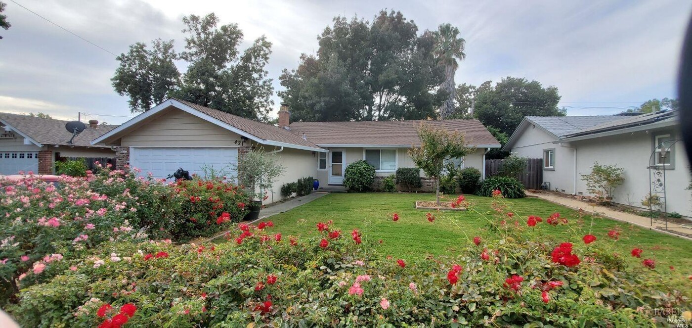 421 Deodara St in Vacaville, CA - Building Photo
