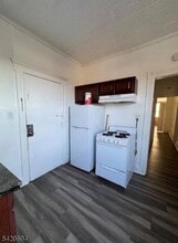 97 Market St, Unit 10 in Paterson, NJ - Foto de edificio - Building Photo