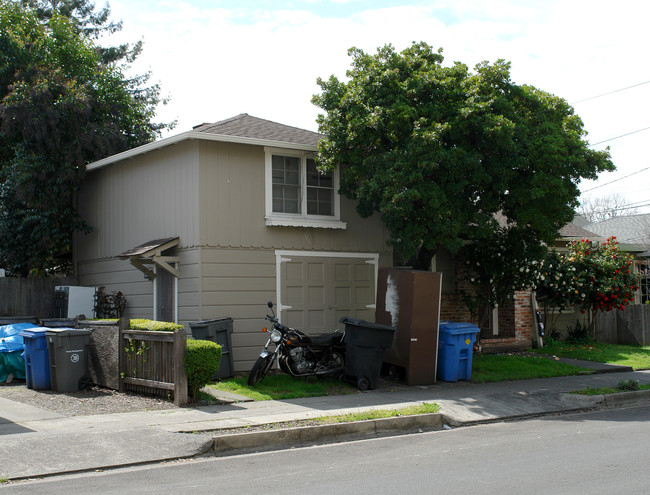 618 Benton St in Santa Rosa, CA - Building Photo - Building Photo