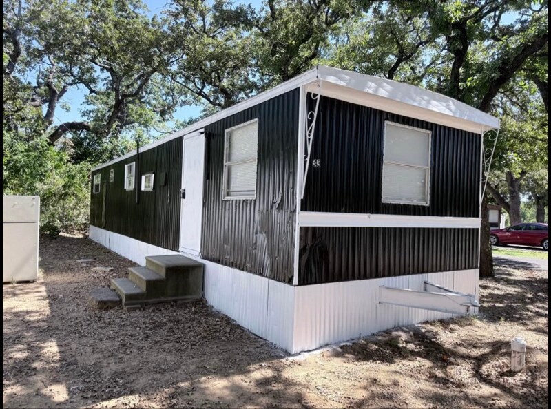 215 Weeks Rd in Cleburne, TX - Foto de edificio