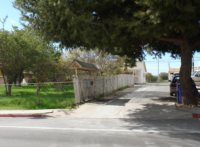 2323 E Beyer Blvd in San Ysidro, CA - Foto de edificio - Building Photo