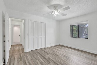 5127 Woodstone Cir E in Greenacres, FL - Building Photo - Building Photo