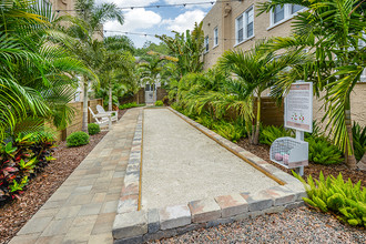 Piccadilly Flats in Tampa, FL - Foto de edificio - Building Photo