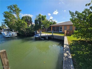 103 Tahiti St in Naples, FL - Foto de edificio - Building Photo