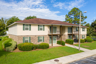 Crown Villas Apartments in Savannah, GA - Building Photo - Building Photo