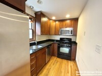 241 W 3rd St, Unit 2 in Boston, MA - Foto de edificio - Building Photo