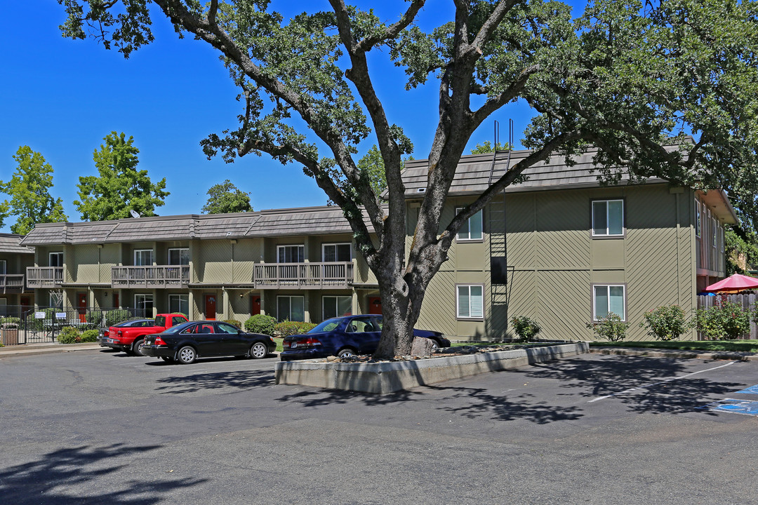 Merrychase Condominiums in Cameron Park, CA - Foto de edificio