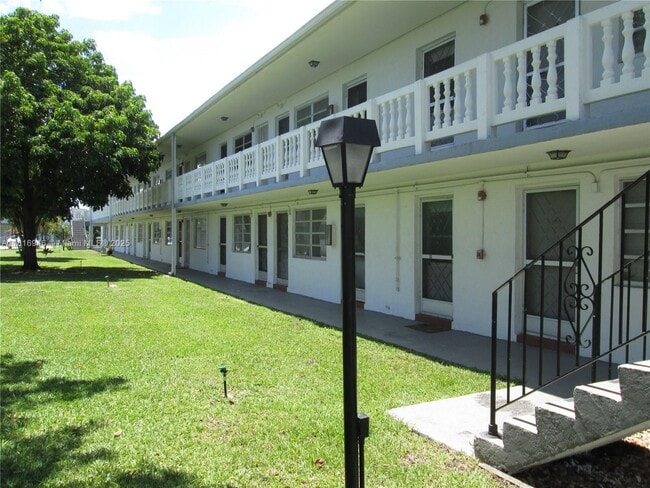 15 NW 204th St in Miami, FL - Building Photo - Building Photo