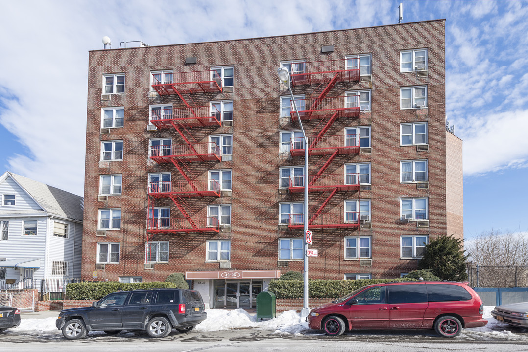 42-25 65th Pl in Woodside, NY - Foto de edificio