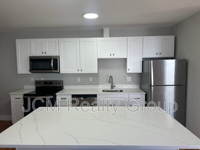 18 Wall St in Foxboro, MA - Building Photo