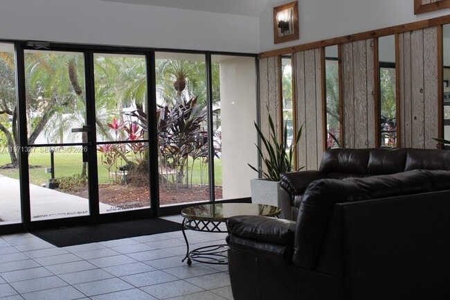 210 Lakeview Dr in Weston, FL - Building Photo - Building Photo