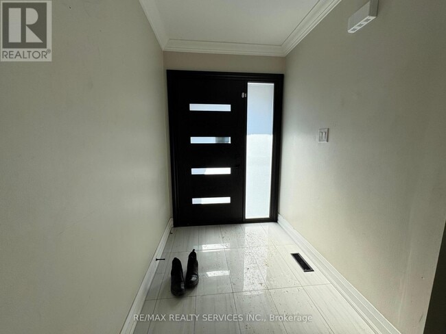 52 Centre St N in Brampton, ON - Building Photo - Building Photo