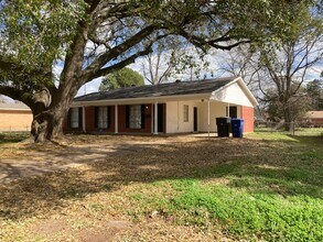 2210 W Algonquin Trail in Shreveport, LA - Building Photo - Building Photo