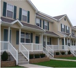 Aspen Court in Macomb, IL - Foto de edificio - Building Photo