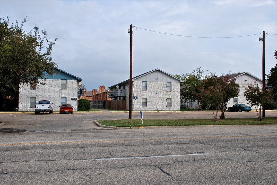 758 E Warrior Trl in Grand Prairie, TX - Foto de edificio