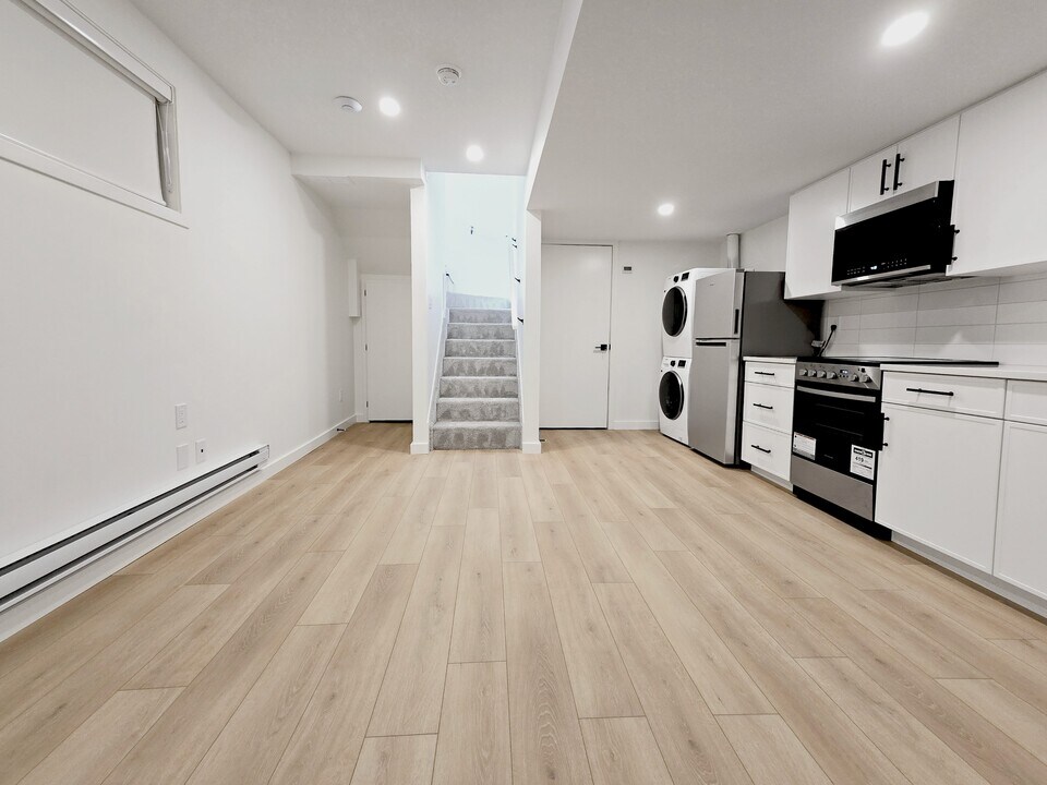9207-9117 117 Ave NW in Edmonton, AB - Building Photo