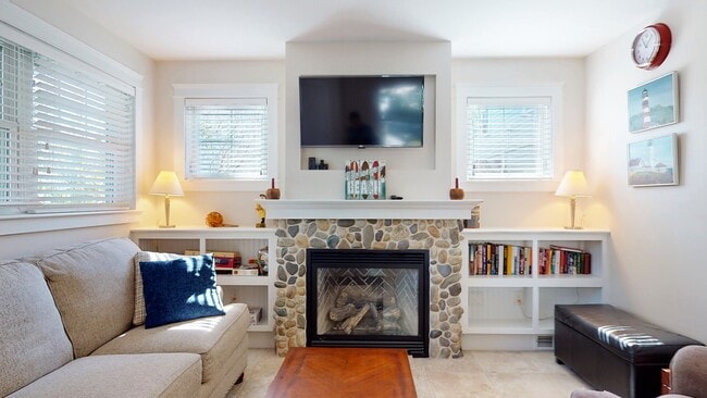 1 Sea Rose Ln in Scarborough, ME - Building Photo - Building Photo