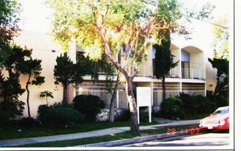 Roscoe Apartments in Winnetka, CA - Building Photo - Building Photo