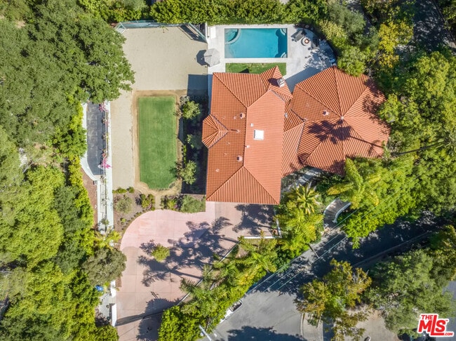 7651 Willow Glen Rd in Los Angeles, CA - Building Photo - Building Photo