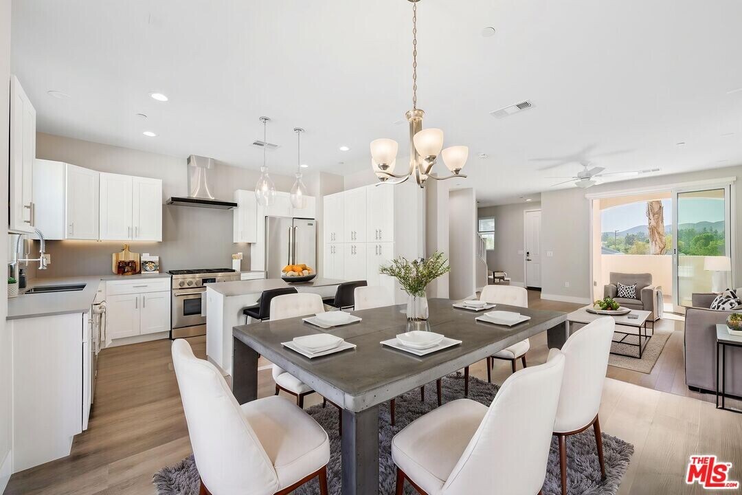 4393 Paxton Pl in Calabasas, CA - Building Photo