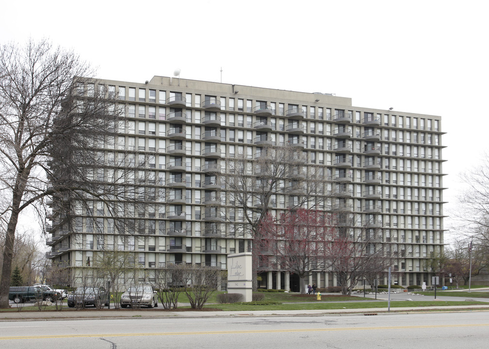 Lilac Ledge Apartments in Waukegan, IL - Building Photo