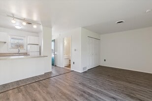 660-672 Flint Rd in Brighton, MI - Building Photo