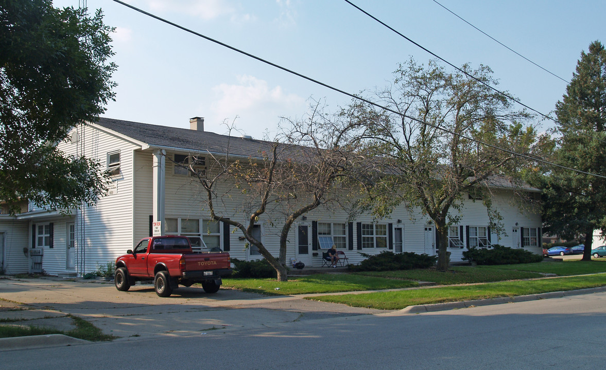 Greenbriar Apartments in Dekalb, IL - Building Photo