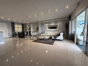 471 Ives Dairy Rd in Miami, FL - Building Photo - Building Photo