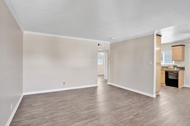 Pointe Pacific Apartment Homes in Westminster, CA - Foto de edificio - Interior Photo